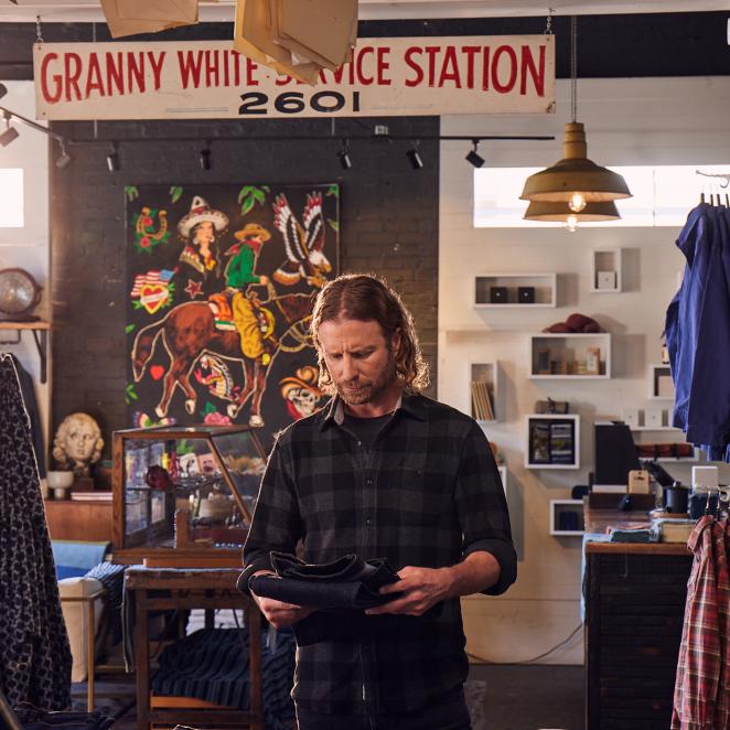 Dierks Bentley shopping in 12South